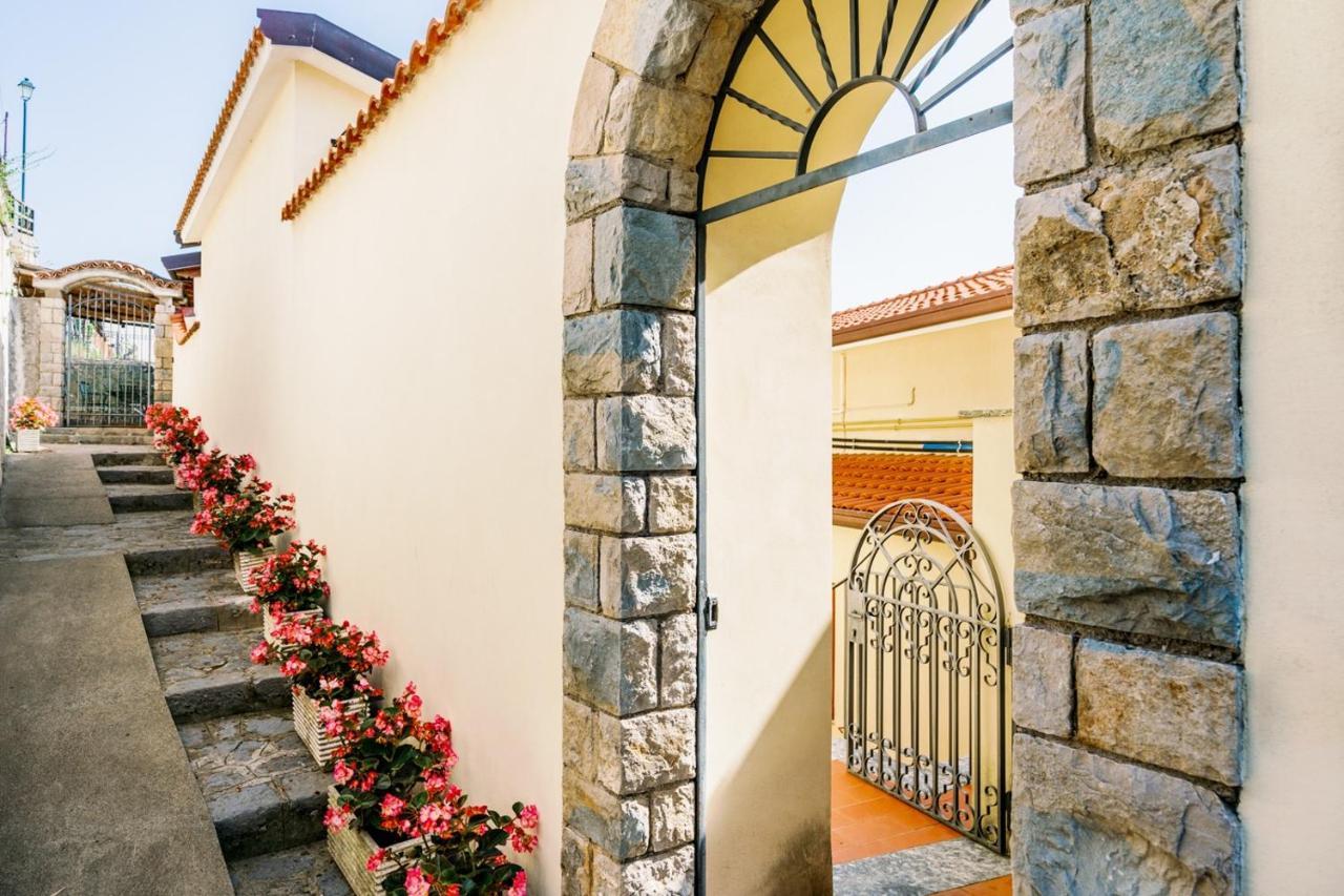 Appartamento Ilaria In Villa Laura 스칼라 외부 사진